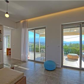 5 bedroom luxury villa with infinity pool, sea views and tennis court near Chania, sleeps 10